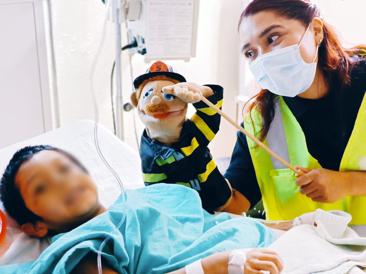IMSS_Oaxaca's tweet photo. 📌Continuando con el objetivo de impulsar actividades recreativas que favorezcan en la recuperación y estado de ánimo de los pacientes pediátricos del #HGZ1 del #IMSSOaxaca, el Heroico Cuerpo de @Bomberos_GobOax se sumó a las visitas por las diversas áreas del nosocomio.
#CSS01 https://t.co/3I7dzgNdqP