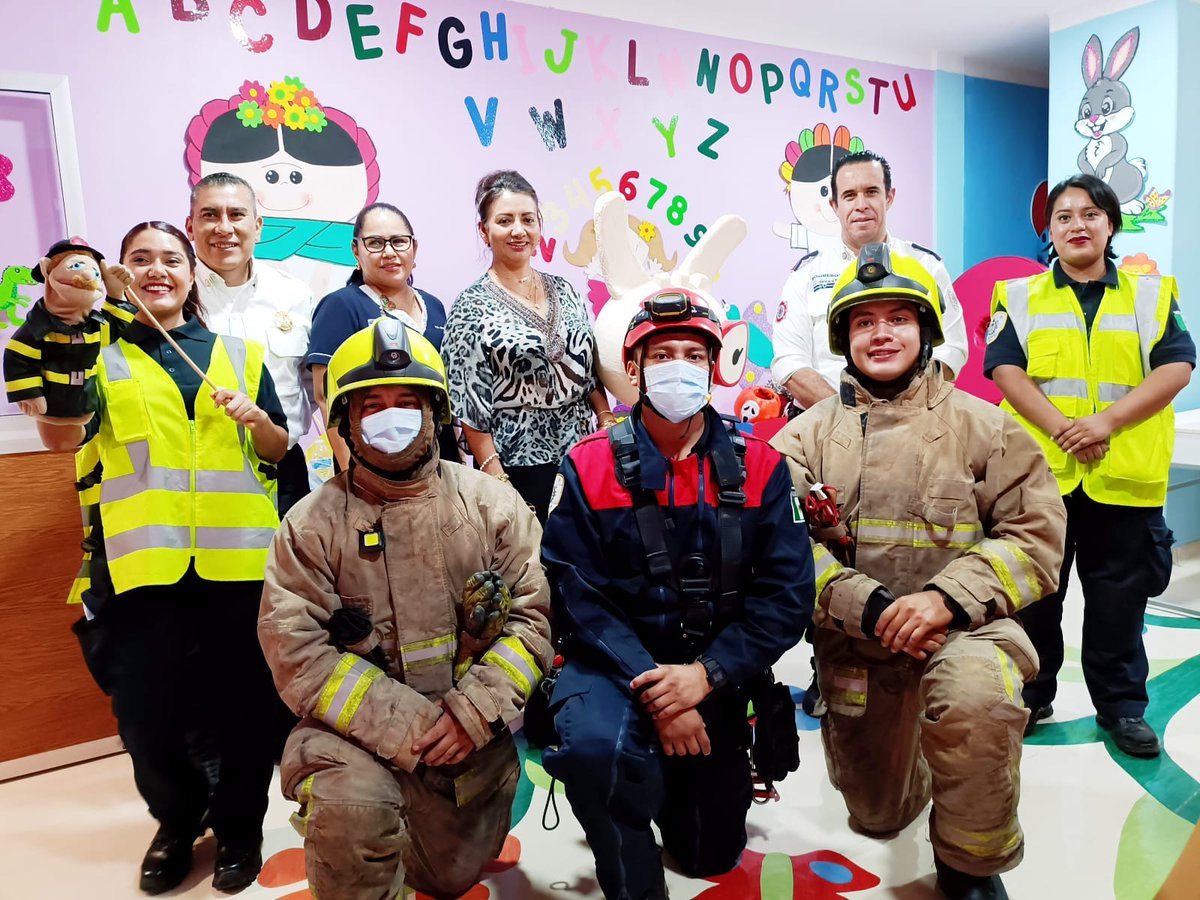 IMSS_Oaxaca's tweet photo. 📌Continuando con el objetivo de impulsar actividades recreativas que favorezcan en la recuperación y estado de ánimo de los pacientes pediátricos del #HGZ1 del #IMSSOaxaca, el Heroico Cuerpo de @Bomberos_GobOax se sumó a las visitas por las diversas áreas del nosocomio.
#CSS01 https://t.co/3I7dzgNdqP