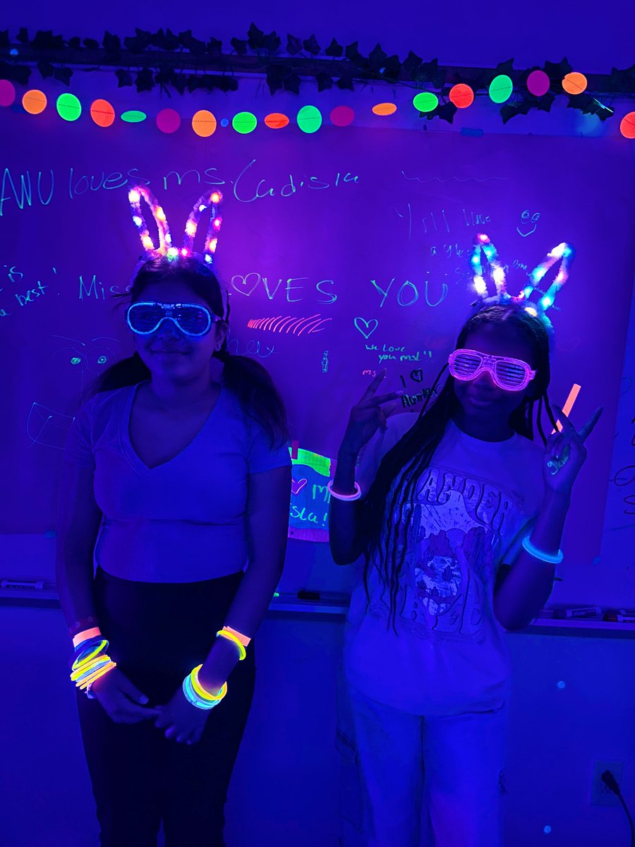 mhelladisla's tweet photo. My 3B kids always compared our class to my other classes. On the last day of class, I prepared a Glow Day for them and made sure they knew that I'd never love them any less.❤️❤️❤️ https://t.co/uBu30odZHt