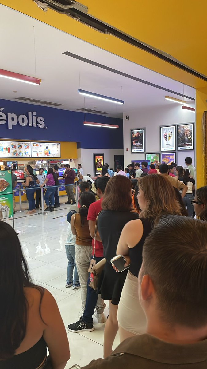 GilbertoTapiaR's tweet photo. DESORDEN TOTAL @AyudaCinepolis @Cinepolis COMALCALCO. Nunca espero nada de él y aún así logra decepcionarme... https://t.co/LPVqCjKCUj