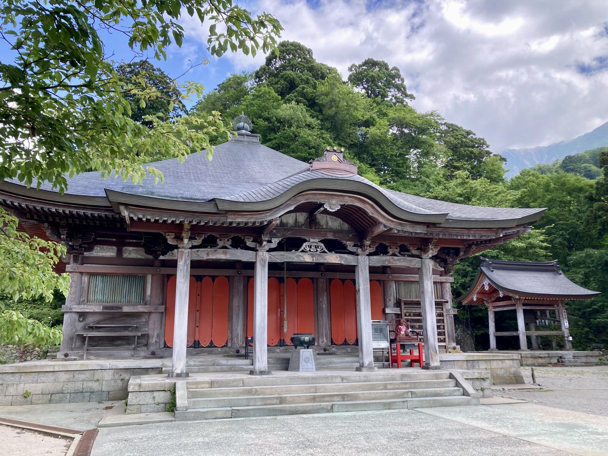 memory21002100's tweet image. 大山寺　鳥取県大山町

大山の中腹にある由緒あるお寺
新緑溢れる中、清々しく
お参りさせていただきました

参道には足湯が✨(写真3枚目)
雄大な #大山 を眺めながら…♨️♨️♨️

あぁ…… 癒される ………… はず。
(入っていないので憶測です🙇‍♂️)

#霊峰 #寺社巡り