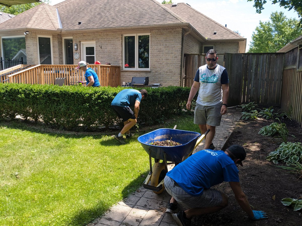 vix_ng's tweet photo. Very rewarding spending the afternoon with my @KPMG_Canada #LdnOnt colleagues doing yardwork at a @CommLivLondon home for @unitedwayemca #dayofcaring #dogooders #kpmgvolunteers https://t.co/Nlg2z4V46D