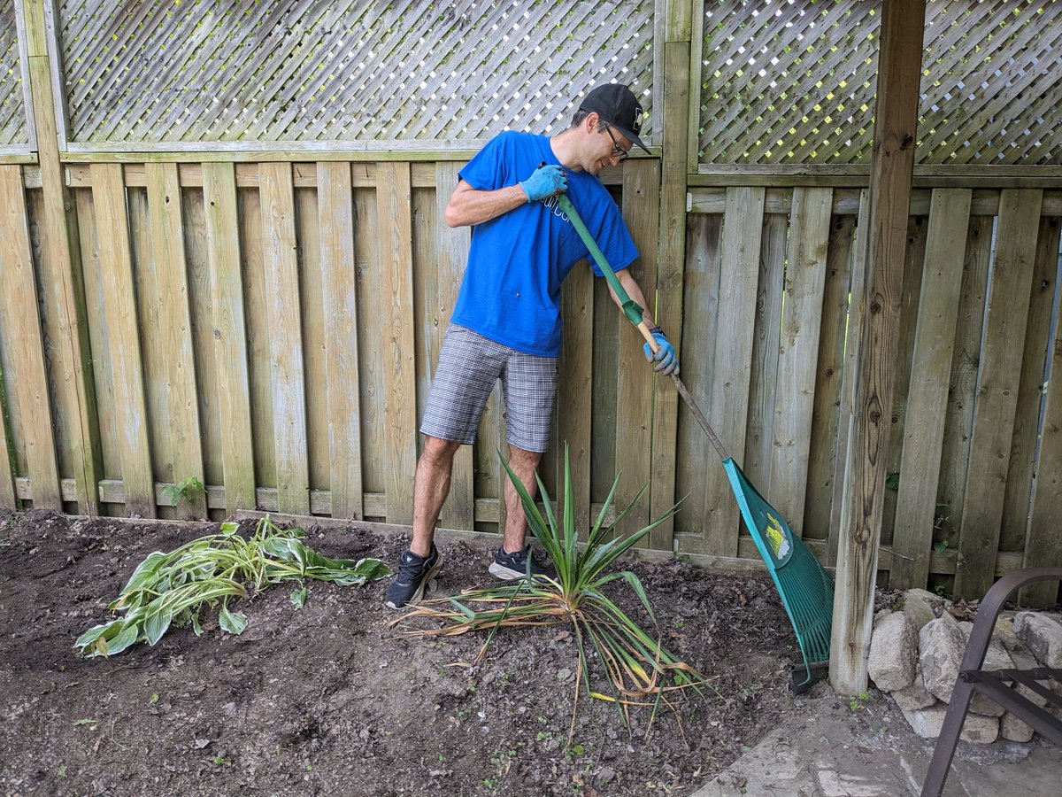Very rewarding spending the afternoon with my <a href="/KPMG_Canada/">KPMG Canada</a> #LdnOnt colleagues doing yardwork at a <a href="/CommLivLondon/">CommunityLivingLdn</a> home for <a href="/unitedwayemca/">United Way Elgin Middlesex</a> #dayofcaring #dogooders #kpmgvolunteers