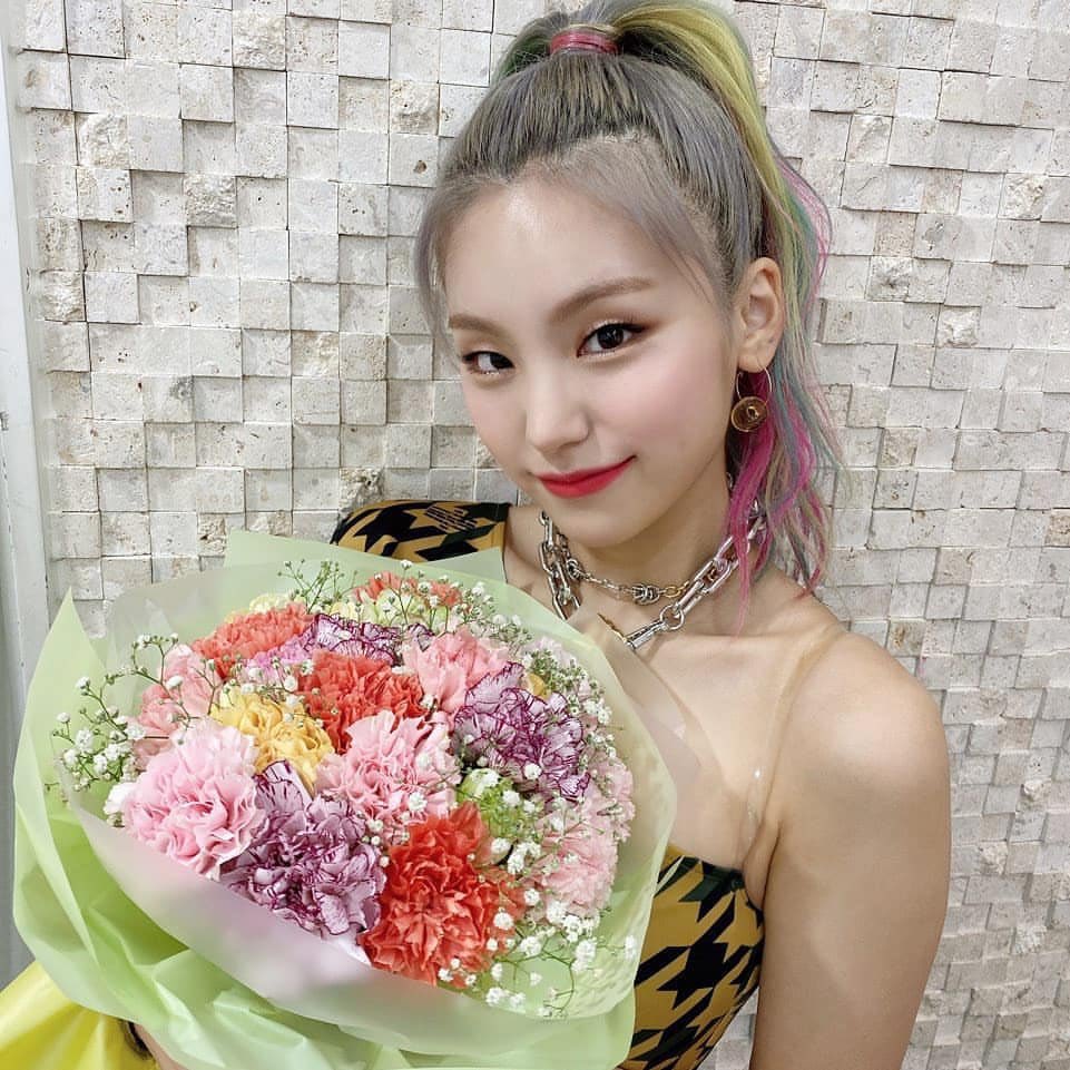 En este #𝒍o𝚟eᰔᩚ𝐝𝐝ay me puse más linda de lo que acostumbro para presenciar #𝒘hat𝐮·𝒘ai𝕥i𝚗g𝟒 en vivo, obviamente traigo un ramo de flores para felicitar a @iluvucore por este gran día 

🗝️̸̷ ִ ׄ  ˒˒ #𝑖zas𝑘un pֹoᧉmִs ⑅