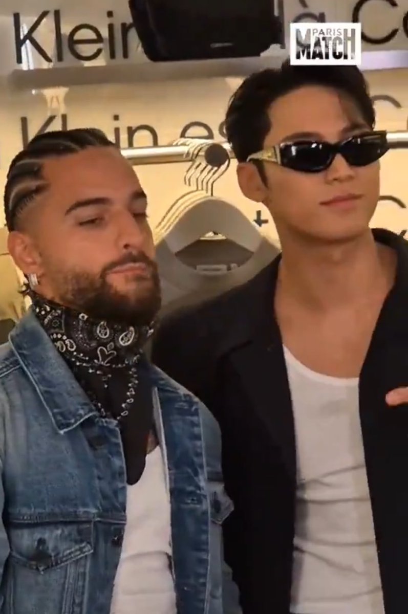 PopBase's tweet photo. SEVENTEEN's Mingyu and Maluma posing for photos together. https://t.co/g46UOjAYSp