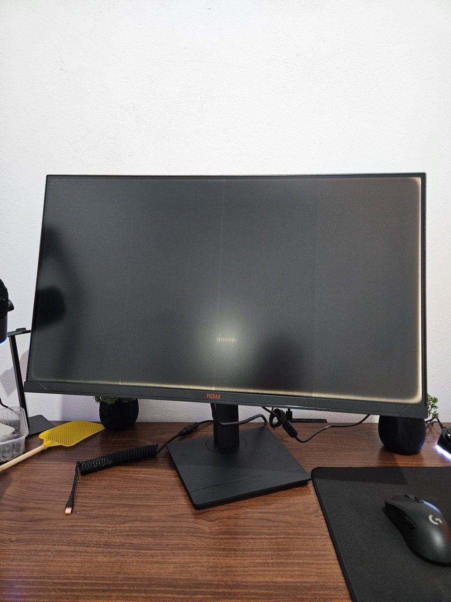 benarjd's tweet photo. Comprei o monitor Centauri Pulse 27" QHD na @pichauinfo, aguardei uns 5 dias pra chegar, chegou hoje.. estava satisfeito, fiz os testes de dead pixel e etc e aparentemente não tinha nenhum detalhe, eis que agora vou sentar pra jogar e o monitor simplesmente pisca e fica assim: https://t.co/o0ffTs63Gx