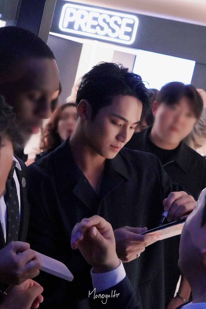 PopBase's tweet photo. Mingyu of SEVENTEEN looks edenic at a Calvin Klein store in Paris. https://t.co/FEYQDEyijZ