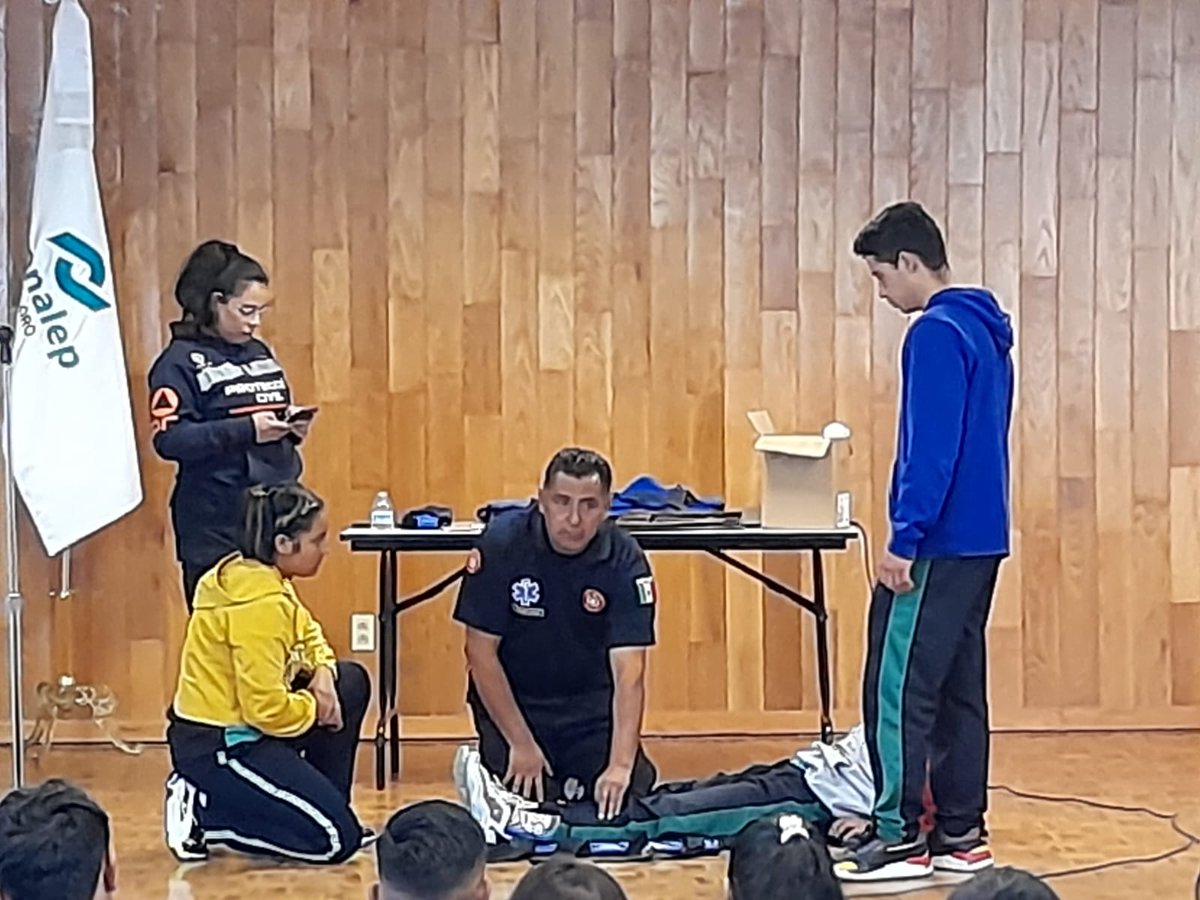 ConalepElOro's tweet photo. Se realizó una jornada con 32 estudiantes que fueron capacitados como primer respondiente en los conocimientos básicos de primeros auxilios, en apoyo de la Cordinación Municipal de Protección Civil de El Oro.
#ApasionadamenteCONALEP #OrgullosamenteCONALEP #25AñosApasionadamente https://t.co/kpGyPbOrUs