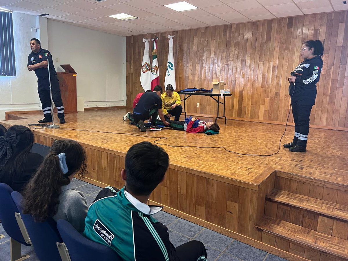 ConalepElOro's tweet photo. Se realizó una jornada con 32 estudiantes que fueron capacitados como primer respondiente en los conocimientos básicos de primeros auxilios, en apoyo de la Cordinación Municipal de Protección Civil de El Oro.
#ApasionadamenteCONALEP #OrgullosamenteCONALEP #25AñosApasionadamente https://t.co/kpGyPbOrUs