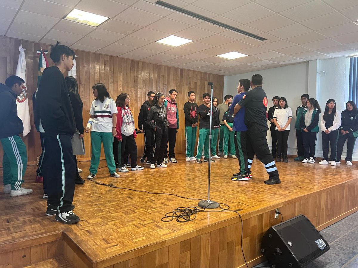 ConalepElOro's tweet photo. Se realizó una jornada con 32 estudiantes que fueron capacitados como primer respondiente en los conocimientos básicos de primeros auxilios, en apoyo de la Cordinación Municipal de Protección Civil de El Oro.
#ApasionadamenteCONALEP #OrgullosamenteCONALEP #25AñosApasionadamente https://t.co/kpGyPbOrUs