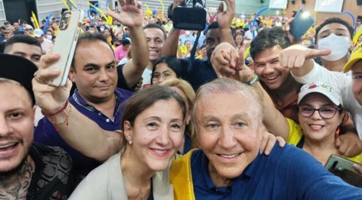 juanialferez's tweet image. Ahh, que tiempos aquellos cuando ingrid  renunció a su candidatura con el propósito de que Hernández derrotara a Gustavo Petro. 🤭 Petro terminó siendo presidente y Rodolfo Hernández preso por corrupto.