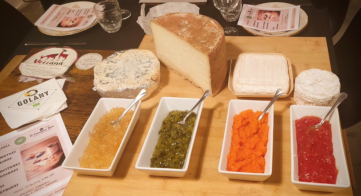 elcamagrocblau's tweet image. Moments del #tast de #formatges, #confitures i #vins que hem fet avui al Malapell, a #Sabadell. 
Com sempre, un plaer sentir l'Aleix Solé parlant de formatge, la selecció de vins de la Núria, i encantada del feedback de les meves confitures...😍
Repetirem cosetes al #Malapell!!