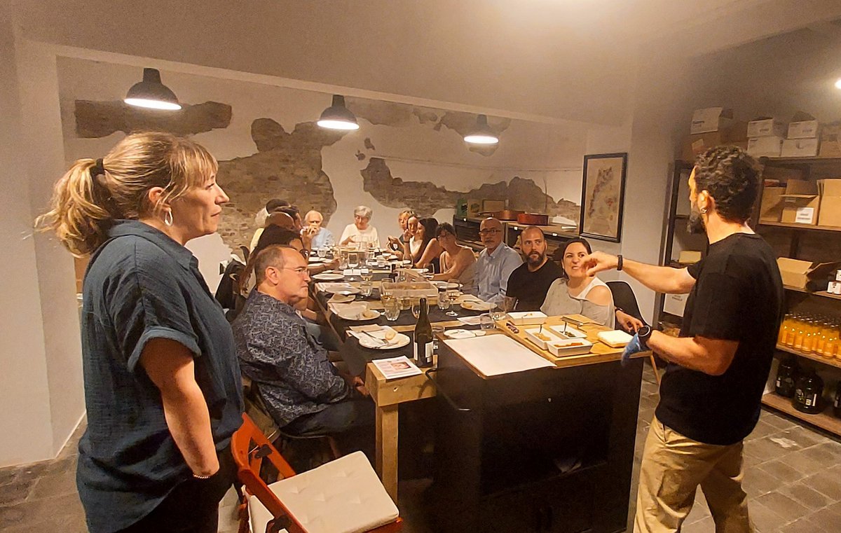 elcamagrocblau's tweet image. Moments del #tast de #formatges, #confitures i #vins que hem fet avui al Malapell, a #Sabadell. 
Com sempre, un plaer sentir l'Aleix Solé parlant de formatge, la selecció de vins de la Núria, i encantada del feedback de les meves confitures...😍
Repetirem cosetes al #Malapell!!