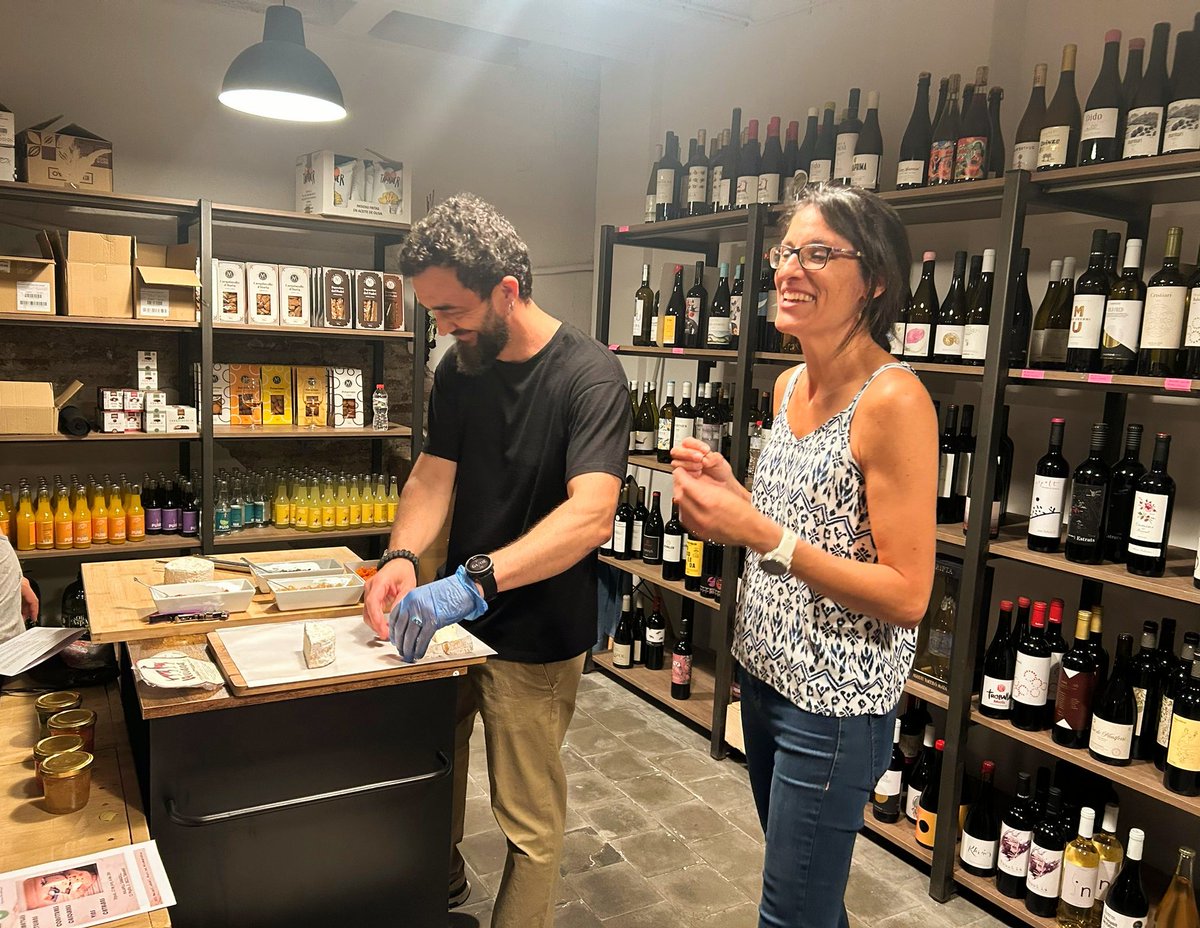 elcamagrocblau's tweet image. Moments del #tast de #formatges, #confitures i #vins que hem fet avui al Malapell, a #Sabadell. 
Com sempre, un plaer sentir l'Aleix Solé parlant de formatge, la selecció de vins de la Núria, i encantada del feedback de les meves confitures...😍
Repetirem cosetes al #Malapell!!