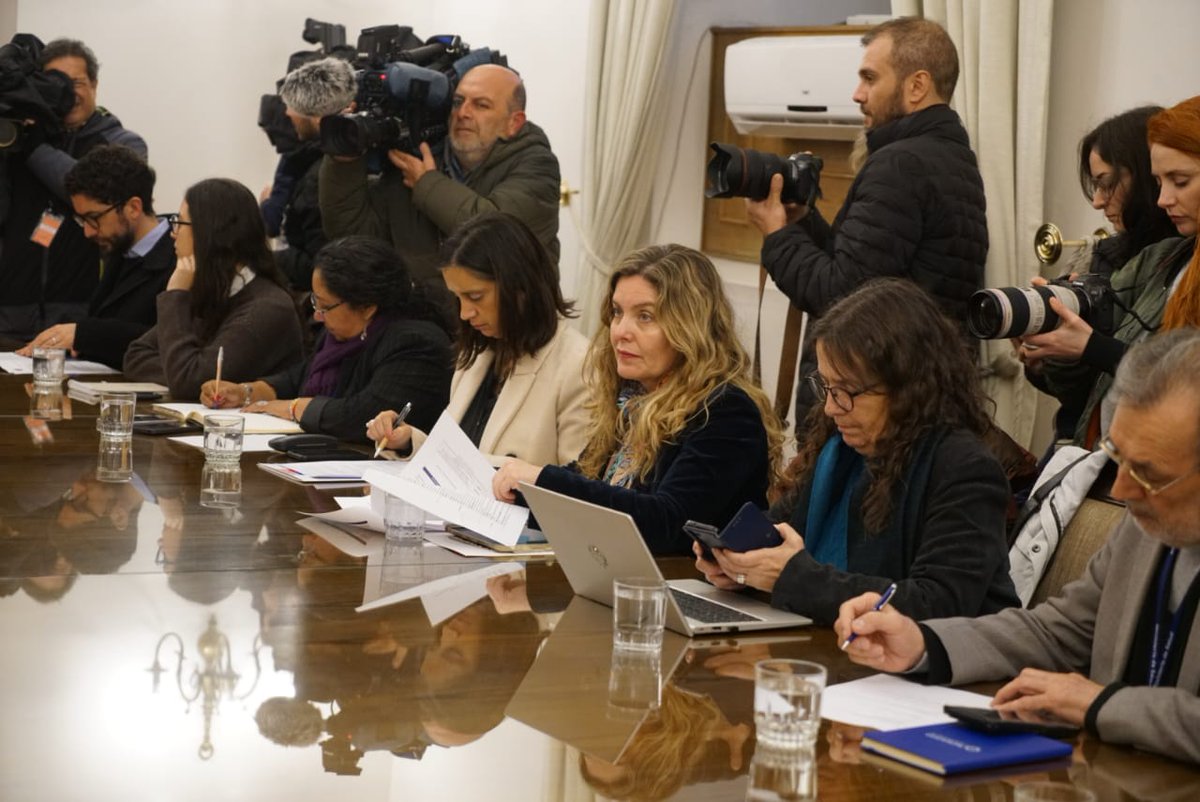 Minvu's tweet photo. Subsecretaria de Vivienda y Urbanismo, @gabyelguetap, presente en el Comité de Ayudas Tempranas, trabajando en la coordinación de apoyos a las regiones afectadas por el #SistemaFrontal en la zona centro-sur del país 🤝🏻🇨🇱 https://t.co/nF6YfXcvJ1