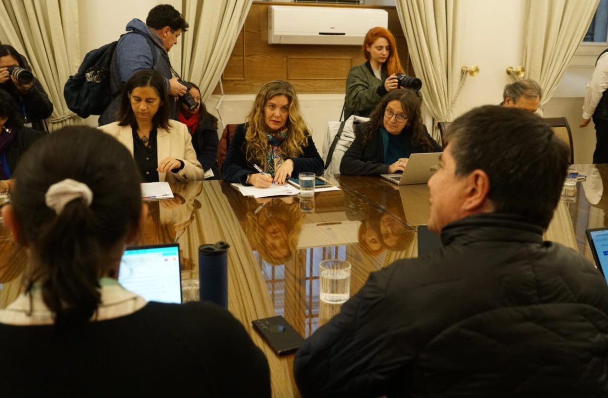 Minvu's tweet photo. Subsecretaria de Vivienda y Urbanismo, @gabyelguetap, presente en el Comité de Ayudas Tempranas, trabajando en la coordinación de apoyos a las regiones afectadas por el #SistemaFrontal en la zona centro-sur del país 🤝🏻🇨🇱 https://t.co/nF6YfXcvJ1