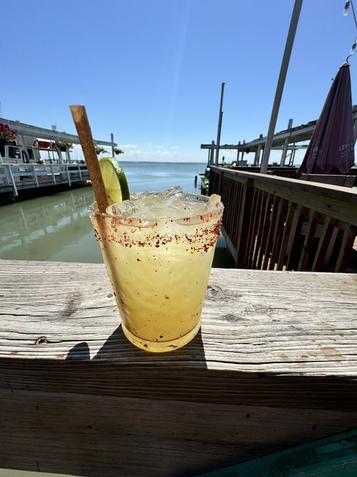 Beach bar time at Driftwood https://t.co/qlM8juwKAB<a href="/tag/flashingsoon"class="tags"><span>#flashingsoon</span></a>