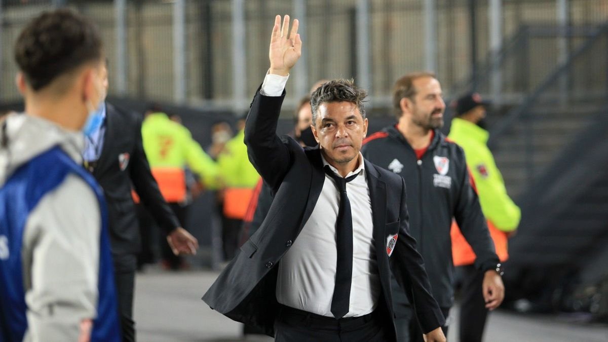 juliscarp_'s tweet image. La ruta semi vacía, como mi vida sin vos.