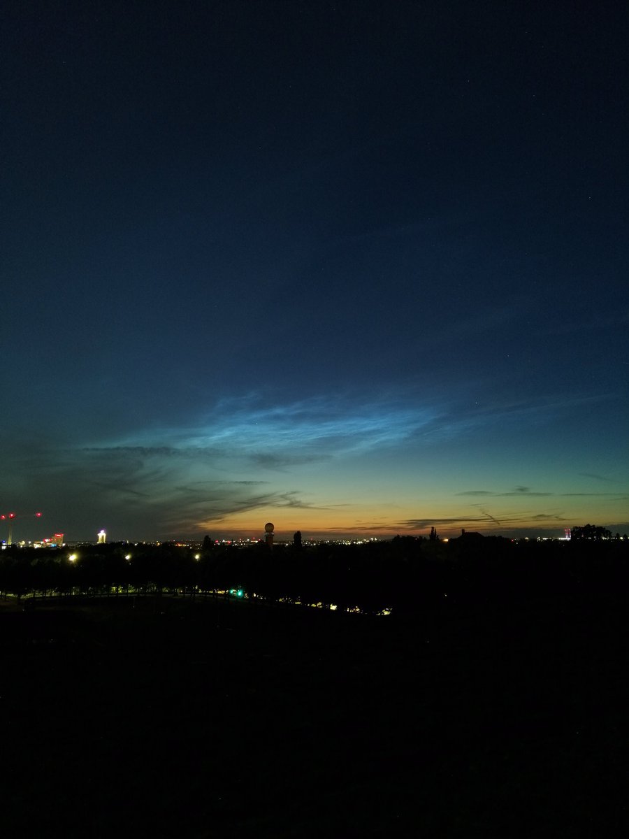 Noctilucent clouds (Leuchtende Nachtwolken) soeben über dem Leipziger Himmel.