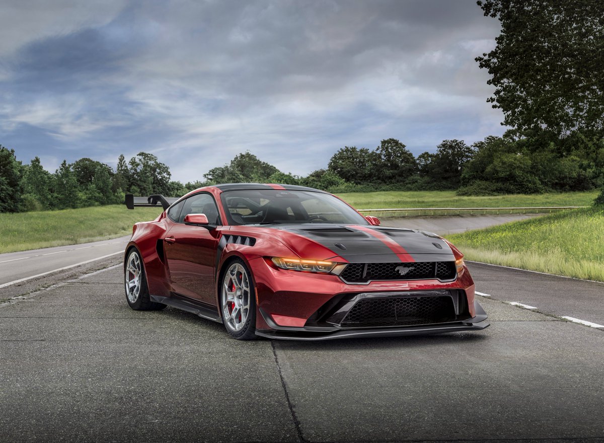 DriversEcuador's tweet photo. ¿Qué te parece este Ford Mustang?

Alto desempeño, funcionalidad y sofisticación, el Ford Mustang GTD Carbon Series 2025, que debuta este fin de semana en las 24 Horas de Le Mans, se destaca en todas las categorías.

Este deportivo logró una vuelta en el Nürburgring Nordschleife, el infierno verde, por debajo de los 7 minutos, gracias a los alerones y un splitter más grande en la salpicadera delantera, alerones en la parte inferior y un sistema de reducción de la resistencia aerodinámica en el alerón trasero. Además cuenta con
un V8 sobrealimentado de 5.2 litros que procede de todo un Shelby GT500, capaz de conseguir más de 800 caballos de potencia.

📸: #Ford