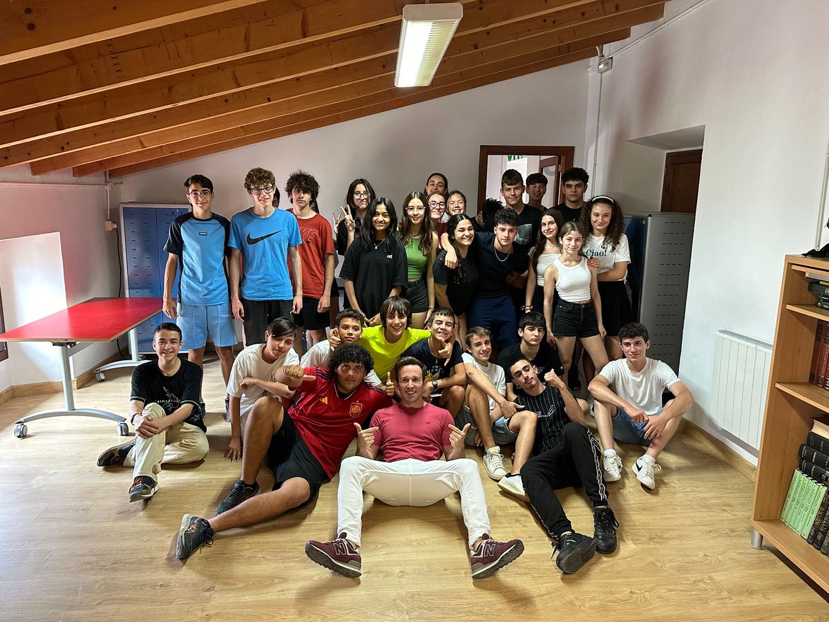 peresolmar's tweet photo. N’@ArturoPadilla_ autor de EXTRAÑOS EN EL AEROPUERTO de @loqueleo_es va visitar dos centres de Mallorca, @svpinca i @CAssumpcio ,  una gran experiència per aquests alumnes.  Gràcies Arturo per aquesta jornada tan intensa i a la vegada enriquidora!!! @jollibre @SANTILLANA_es https://t.co/bscHwxJW3m