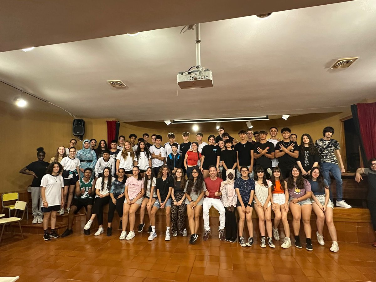 peresolmar's tweet photo. N’@ArturoPadilla_ autor de EXTRAÑOS EN EL AEROPUERTO de @loqueleo_es va visitar dos centres de Mallorca, @svpinca i @CAssumpcio ,  una gran experiència per aquests alumnes.  Gràcies Arturo per aquesta jornada tan intensa i a la vegada enriquidora!!! @jollibre @SANTILLANA_es https://t.co/bscHwxJW3m