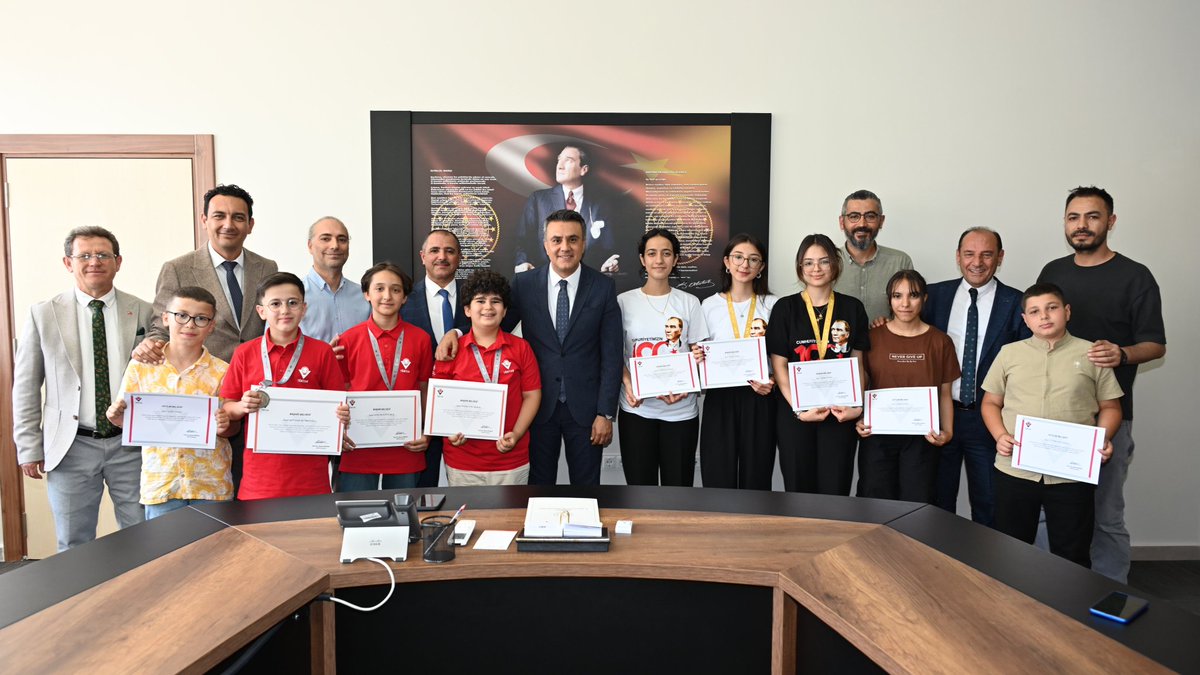 BeyagacM's tweet photo. İl Milli Eğitim Müdürümüz Dr. Emre Çalışkan, TÜBİTAK Ortaokul Projeleri Final Yarışmasında Türkiye 3.olarak büyük başarı elde eden öğrencilerimizi ve danışman öğretmenlerini ağırladı. @tcmeb              @Yusuf__Tekin @denizlimem @emre_caliskan @ArgeDenizli @YTEMEL3 https://t.co/ZkF8TVGWCX