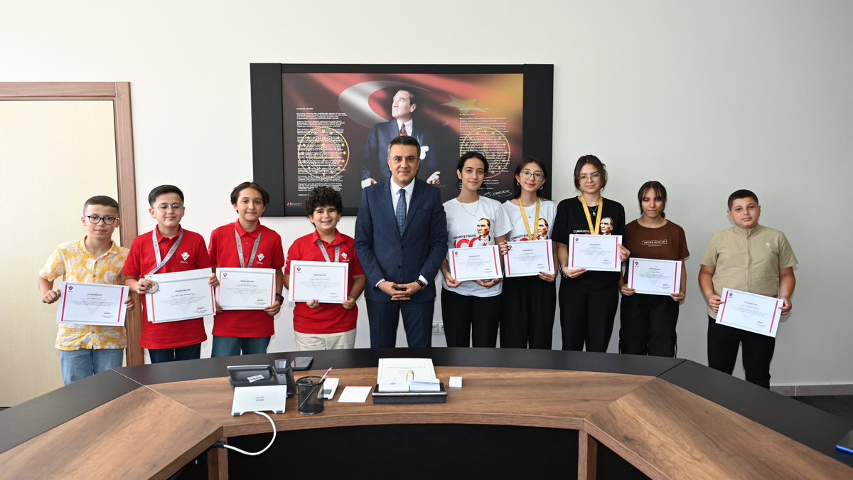 BeyagacM's tweet photo. İl Milli Eğitim Müdürümüz Dr. Emre Çalışkan, TÜBİTAK Ortaokul Projeleri Final Yarışmasında Türkiye 3.olarak büyük başarı elde eden öğrencilerimizi ve danışman öğretmenlerini ağırladı. @tcmeb              @Yusuf__Tekin @denizlimem @emre_caliskan @ArgeDenizli @YTEMEL3 https://t.co/ZkF8TVGWCX