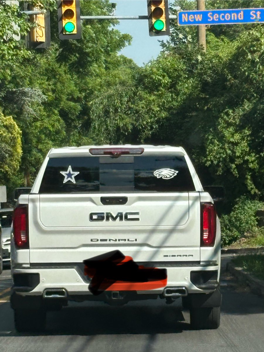 BigBoxArt__'s tweet photo. I don't care if you're a part of #flyeaglesfly or #DallasCowboys 

This is unacceptable bruh🤦🏾‍♂️ https://t.co/mcsIxrKBdi