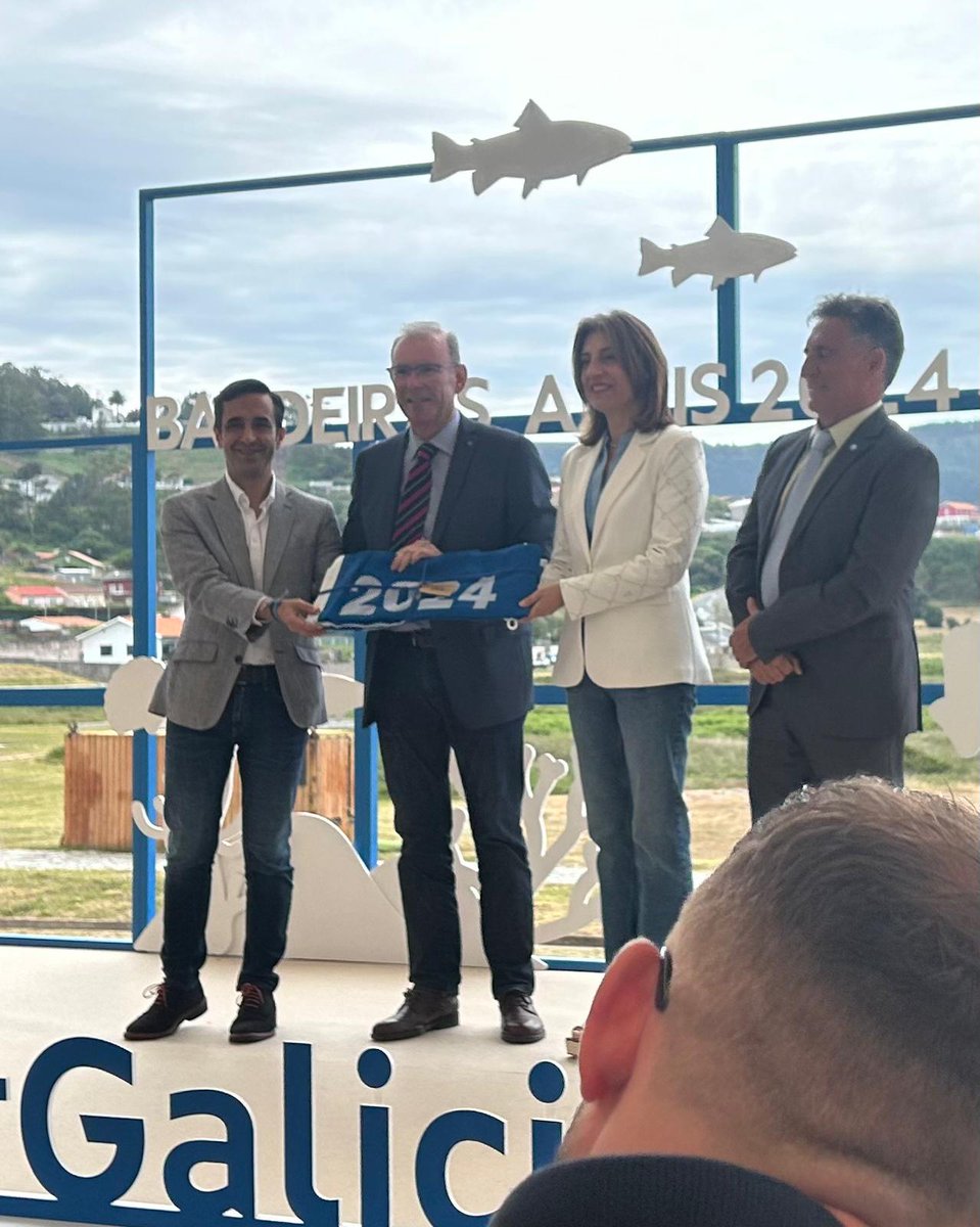Mvfaraldo's tweet photo. Esta mañana recibimos en Doniños (Ferrol) de @Anxeles_Vazquez conselleira @MAmbienteXunta @Bandera_Azul para Playa A Ribeira y Andahío-Perbes concedidas por @AdeacFEE
Este año duplicamos distintivos, al renovar #Perbes y recuperar A Ribeira, q había perdido en 2017
#Miñoéfuturo https://t.co/8BLhaWXL55