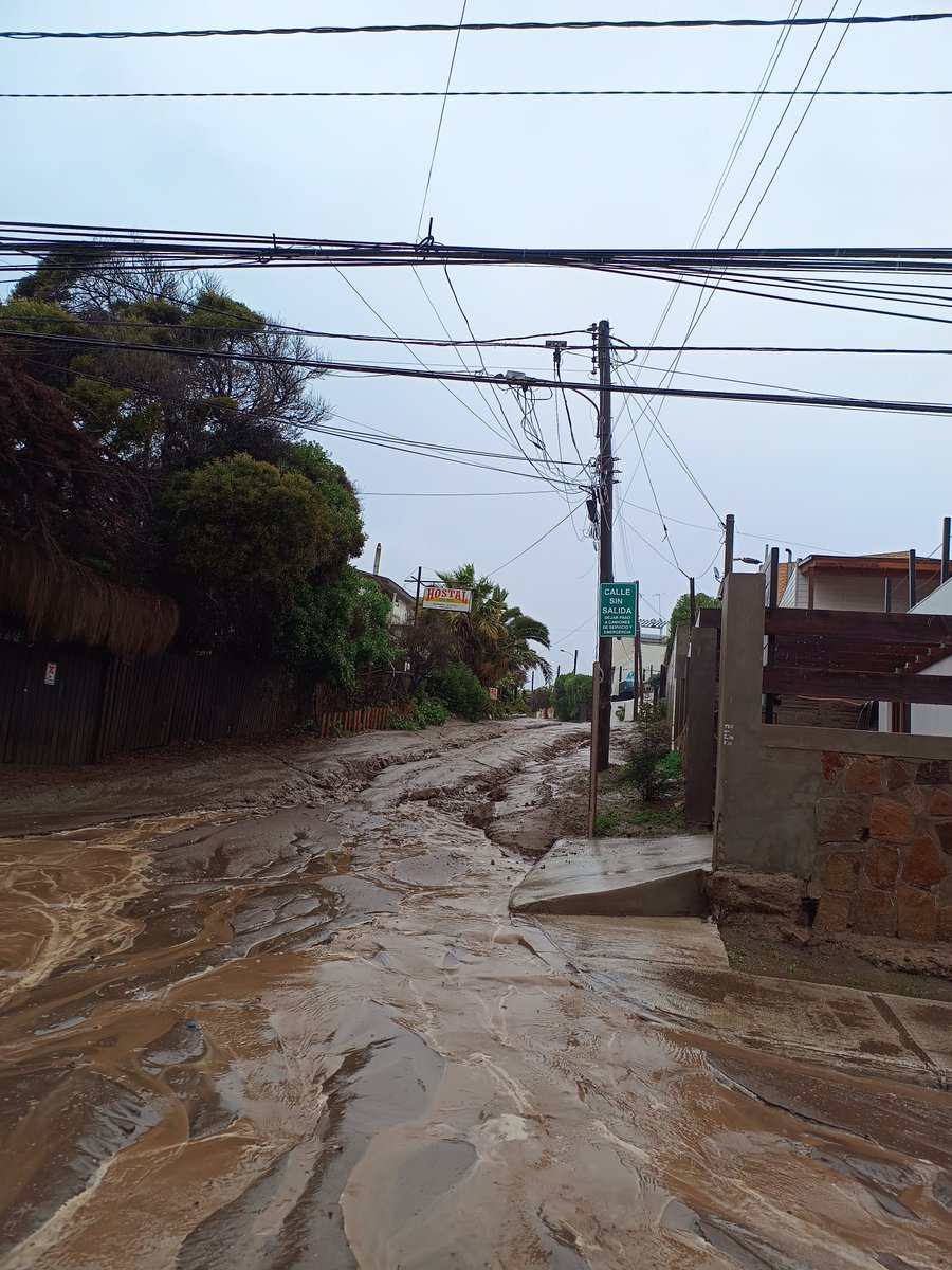bict0ria's tweet photo. #MAITENCILLO #SistemaFrontal Maitencillo inundado y calles colapsadas @PuchuncaviMuni https://t.co/gt83IPSLSK