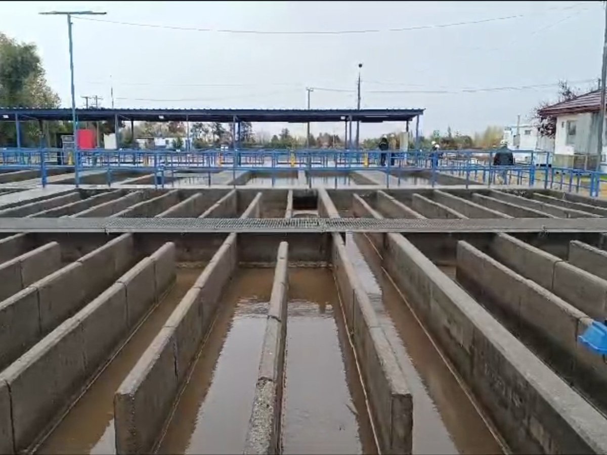MOPOHiggins's tweet photo. #MOPenTerreno 
💧Dir. Nacional de Arquitectura, Loreto Wahr, junto al Dir. Regional Roberto Soto, monitorean producción de agua potable en la planta de Essbio Nogales, que abastece a las ciudades de Rancagua y Machalí, en la Región de O'Higgins. https://t.co/iXyeegkw26