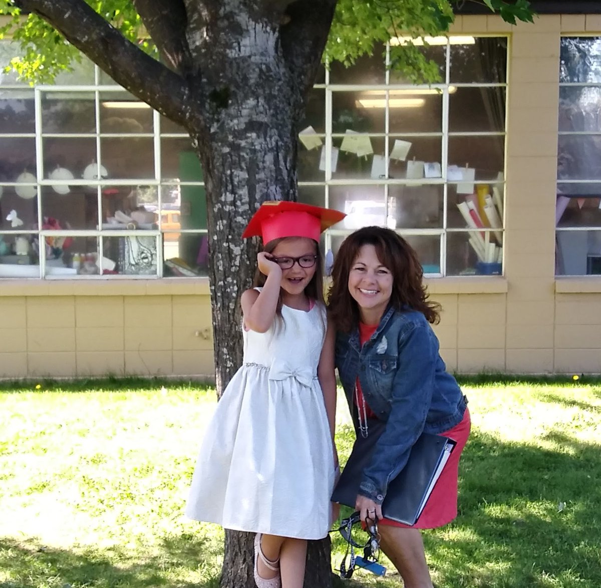 uoeducation's tweet photo. Meet Jennifer Christmas 👋 Jennifer is a distance student completing the Professional Administrator Licensure program. Following graduation, Jennifer plans to continue her innovative work either in her district or through other opportunities. #DuckGrad24🎓 https://t.co/1hacLVZKUO https://t.co/fZAWAU3e0m