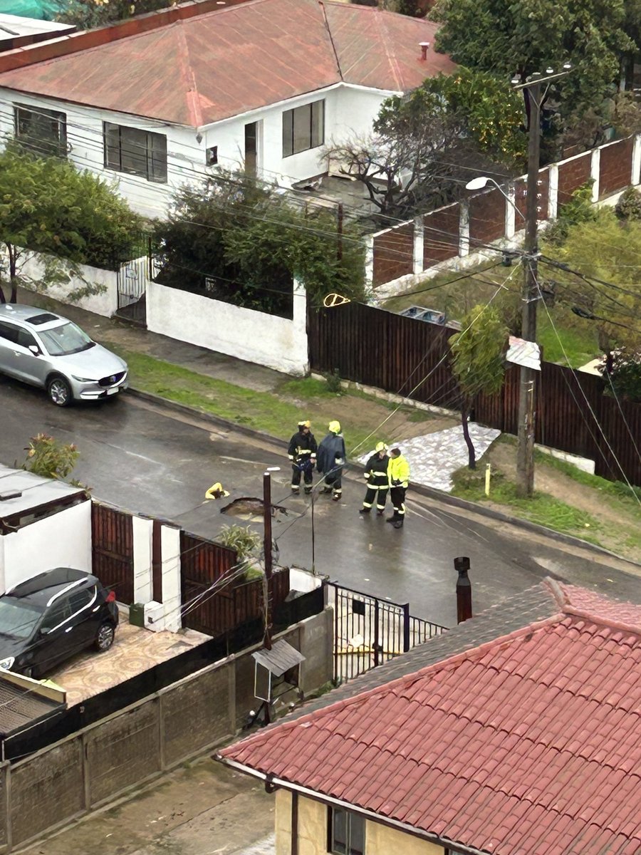 luisavivar's tweet photo. Precaución en calle Quinta, paradero 29 1/2 en Quilpué, entre Camilo Henríquez y segunda https://t.co/WnwAorWVfx