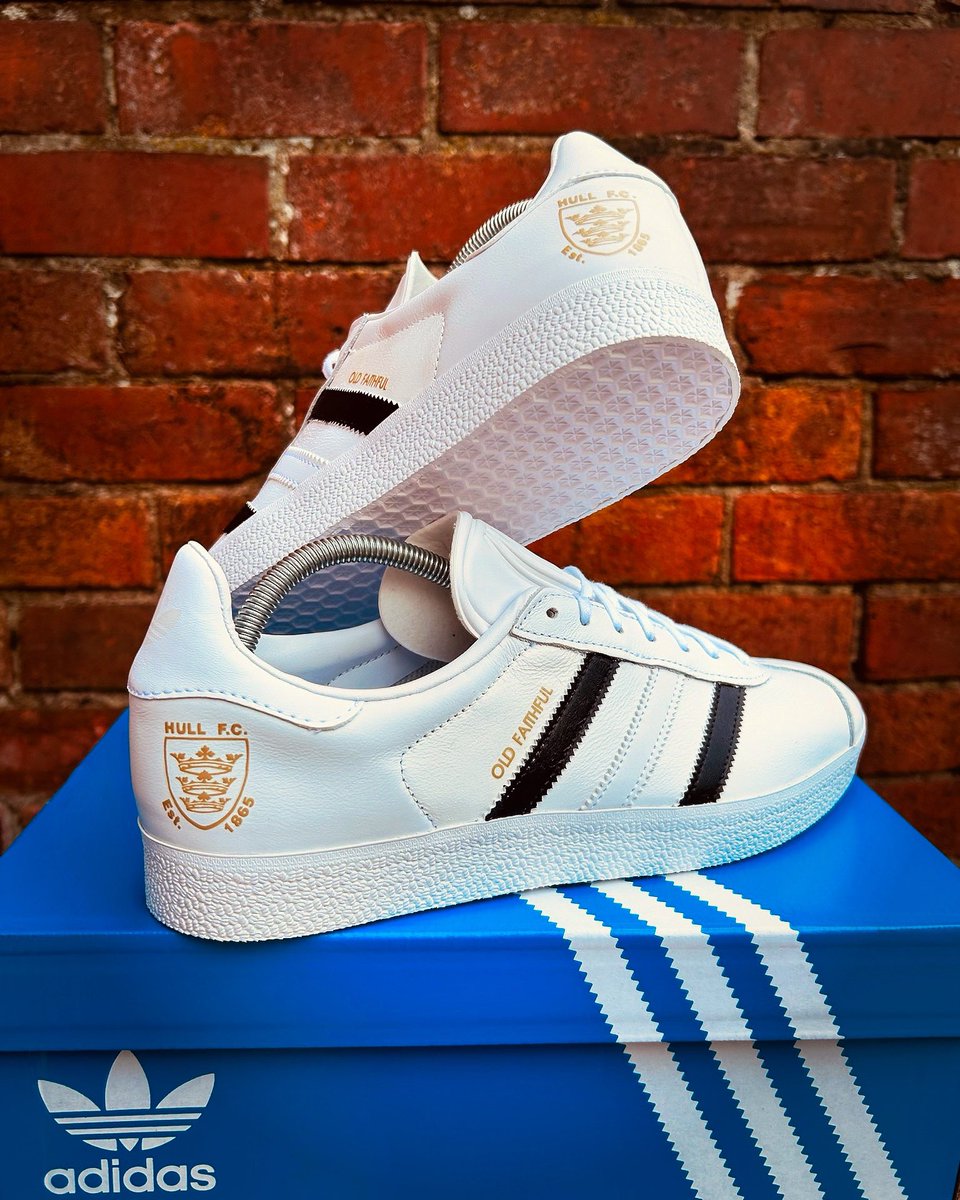 customkickshull's tweet photo. OLD FAITHFUL ⚫️⚪️🏉
•
Some custom Hull FC Gazelle’s recently requested by a customer with club decals in gold and offset beautifully with hand painted black and white stripes!
If you’ve got an idea then get in touch to discuss your design!!!
•
#COYH #rugby #rugbyleague #hull https://t.co/tMT0WW2cFr