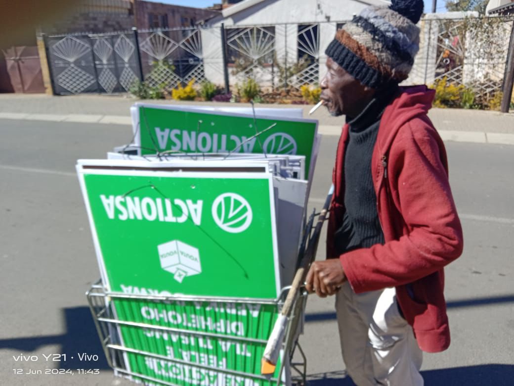 ActionSA_GP's tweet photo. Activists and supporters from across Gauteng Province coming together to remove election posters from every street and every corner.  We are going no where. We are here to stay.  #LetsStrengthen #LetsRebuild #OnlyActionWillFixGauteng https://t.co/CaDkEyXa1c