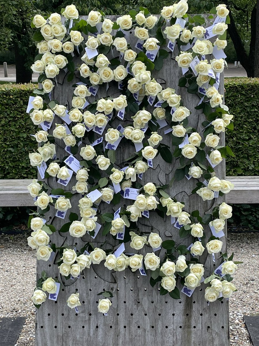 168 politiemensen die in hun werk t.g.v. ongeval of geweld zijn overleden werden vandaag herdacht in de tuin van bezinning in Warnsveld. Het is jaarlijks een voorrecht om er bij te zijn. 168 collega’s die zeer gemist worden. #cor #politie #waarderingenerkenning