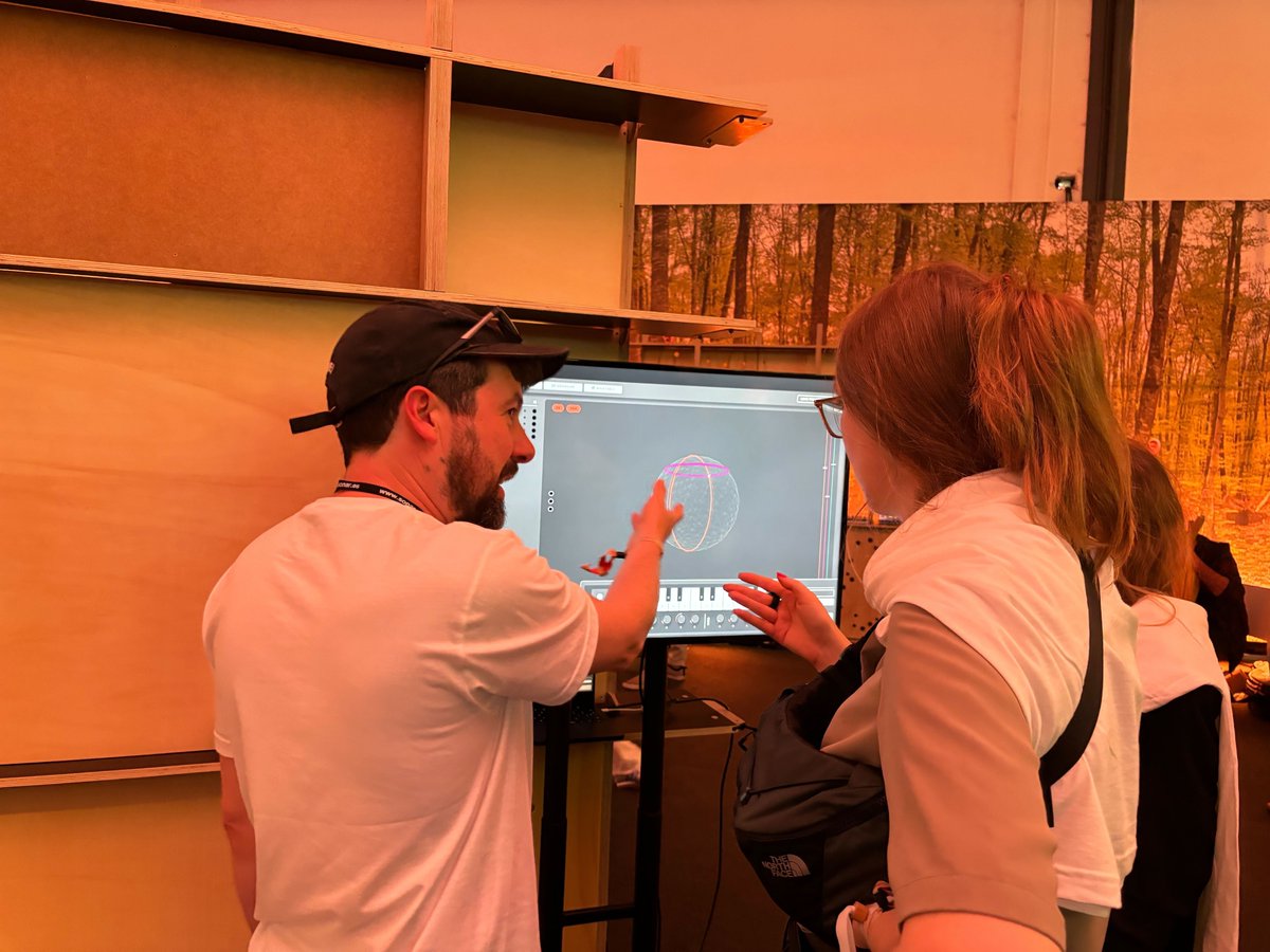 Moth_Quantum's tweet image. First day at SONAR festival is complete! Thank you to everyone who stopped by our booth and played with the QSynth and Quantum Audio demos. We will be back tomorrow from 11am to 8pm. 

#sonar #sonarfestival #musictechnology #synth #quantum #quantummusic #sonarbarcelona #barcelona