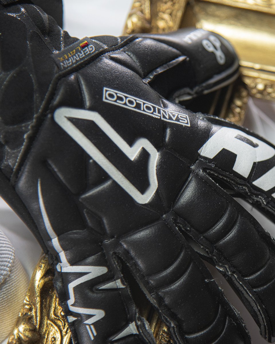 RinatOficial's tweet photo. Control y audacia o locura y temeridad. Santoloco disponible en: https://t.co/3wG2qLBAVP 🧤⚽🥅🔥 #RINAT #SantoLoco #Blanco #Negro #Guantesdeportero #Goalkeeper https://t.co/MFo0W37T99