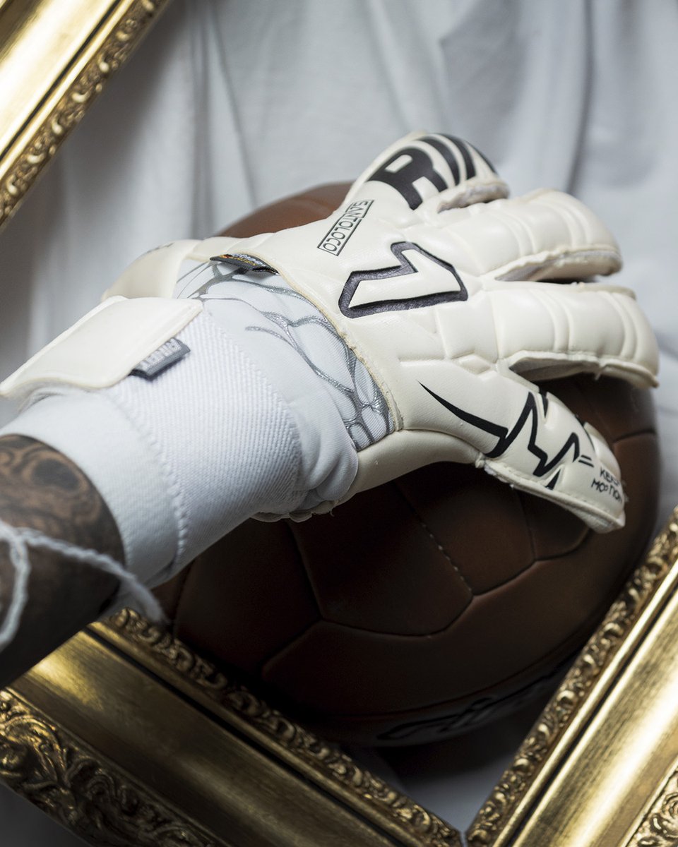 RinatOficial's tweet photo. Control y audacia o locura y temeridad. Santoloco disponible en: https://t.co/3wG2qLBAVP 🧤⚽🥅🔥 #RINAT #SantoLoco #Blanco #Negro #Guantesdeportero #Goalkeeper https://t.co/MFo0W37T99