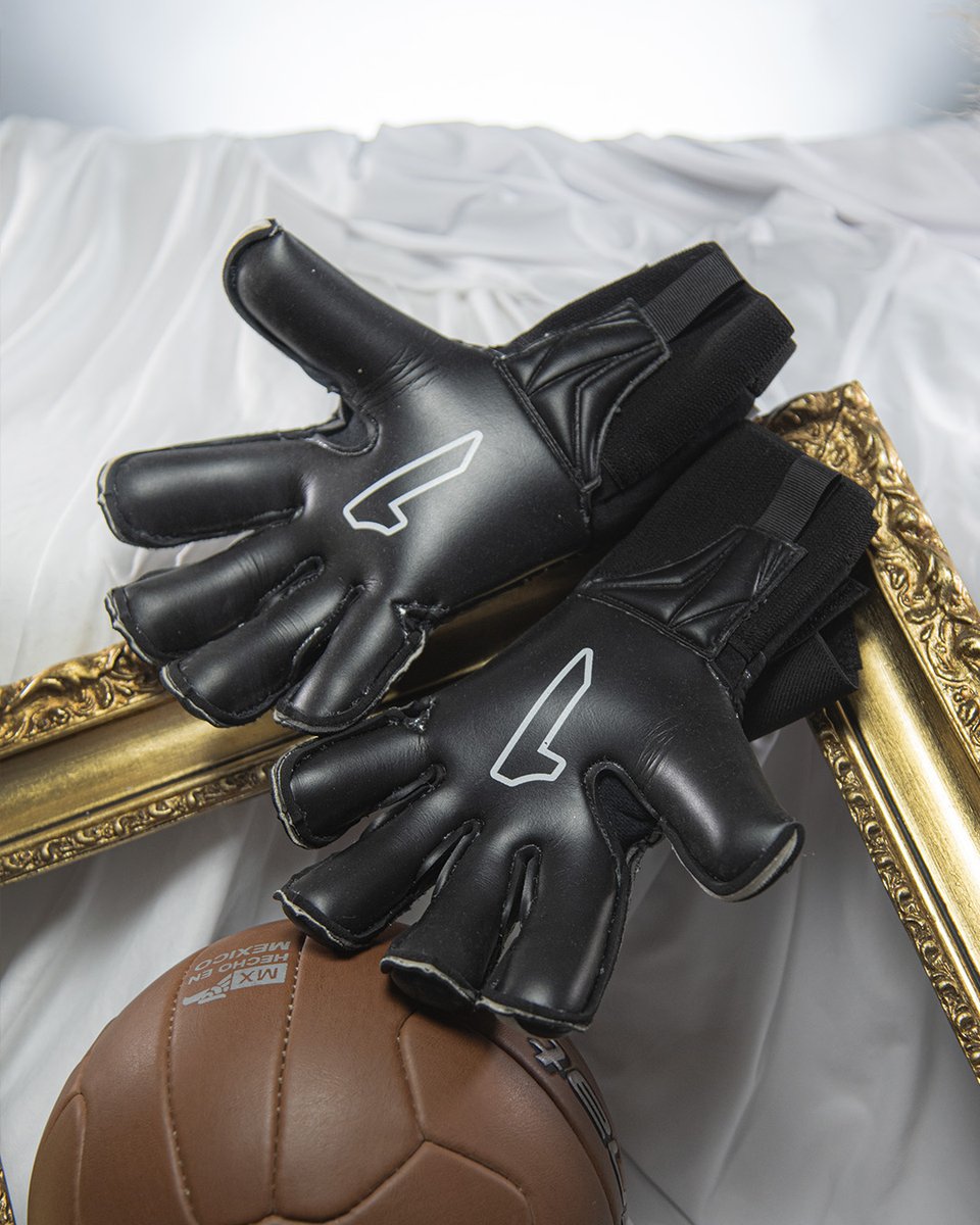 RinatOficial's tweet photo. Control y audacia o locura y temeridad. Santoloco disponible en: https://t.co/3wG2qLBAVP 🧤⚽🥅🔥 #RINAT #SantoLoco #Blanco #Negro #Guantesdeportero #Goalkeeper https://t.co/MFo0W37T99