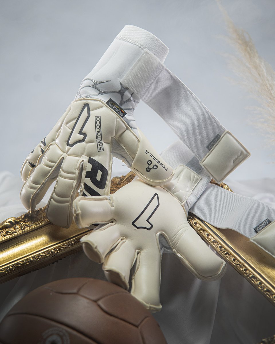 RinatOficial's tweet photo. Control y audacia o locura y temeridad. Santoloco disponible en: https://t.co/3wG2qLBAVP 🧤⚽🥅🔥 #RINAT #SantoLoco #Blanco #Negro #Guantesdeportero #Goalkeeper https://t.co/MFo0W37T99