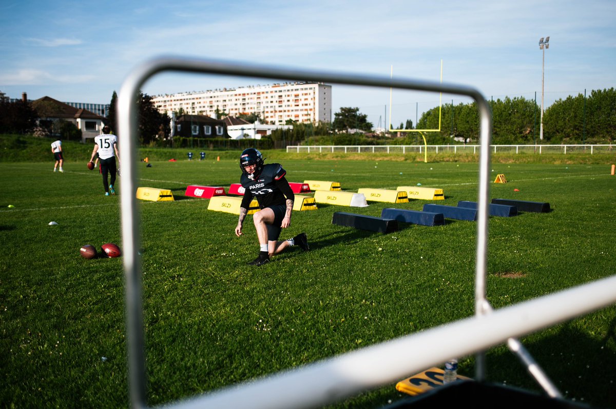 JulieSebadelha's tweet photo. Le club des Paris Musketeers, premier club français professionnel de football américain, a ouvert ses portes pour les suivre dans le début de cette deuxième saison en ligue Européenne.
🏈📸 @AFPphoto @parismusketeers https://t.co/poTVpK8Cjw