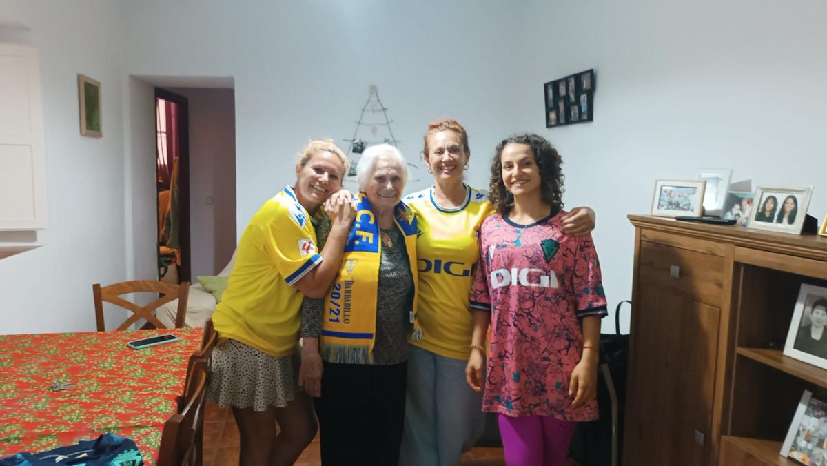 FonsiLoaiza's tweet photo. Se llama María, tiene 88 años e iba a ser desahuciada de su casa para poner un piso turístico en el barrio del Pópulo. Hoy, el Cádiz CF ha comprado el piso para evitar su desahucio. Grandes. https://t.co/2rqLRjESX9