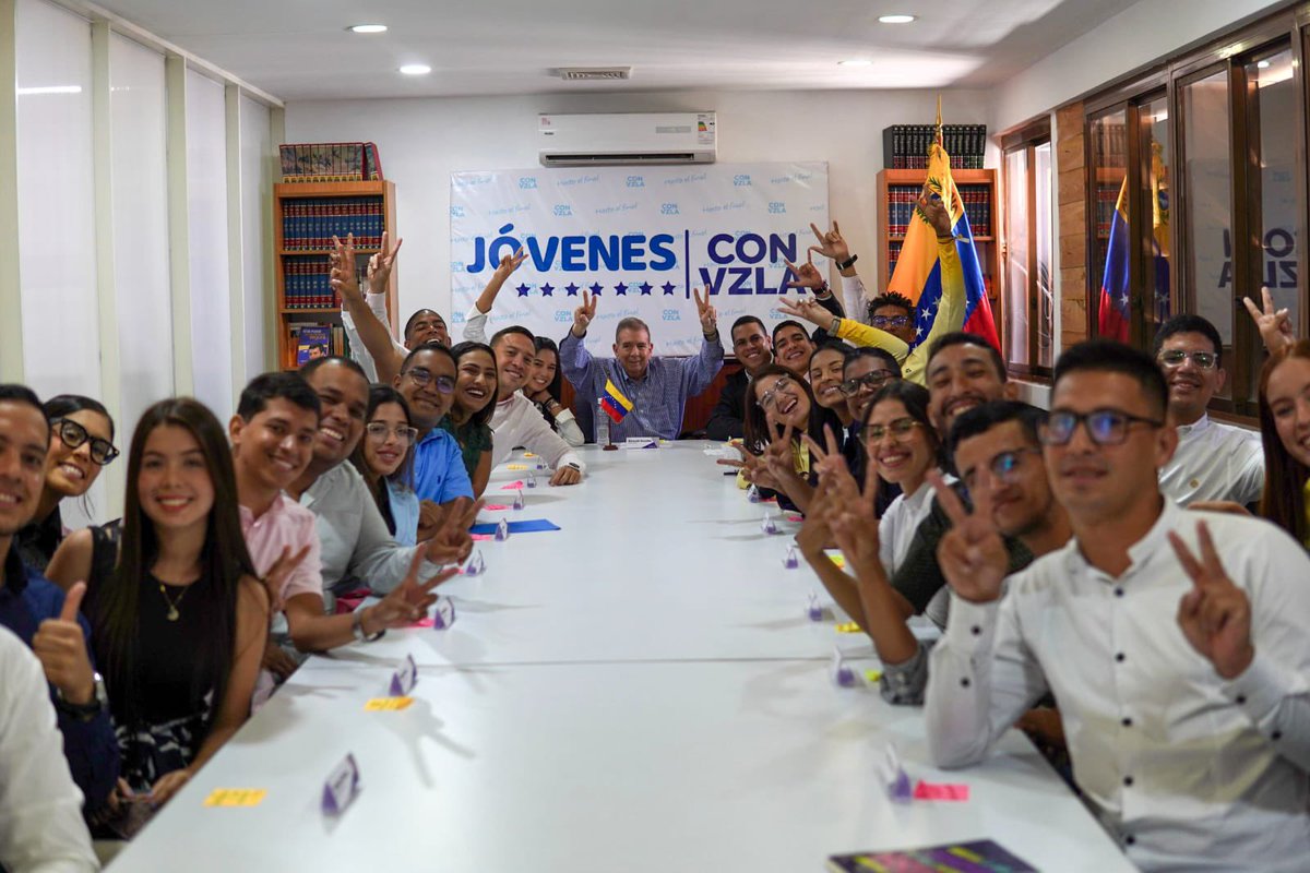 EdmundoGU's tweet photo. ✌🏽🇻🇪 Junto a @JovenesConVzla_ les  envíamos un gran saludo a todos #VamosAGanar https://t.co/rmFStAh2lO