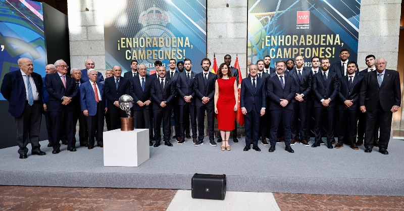 RMBaloncesto's tweet photo. 📸 ¡Así fue la foto de familia en la Comunidad de Madrid!
#RMBaloncesto | #37Ligas https://t.co/p9U7Mfo0pK