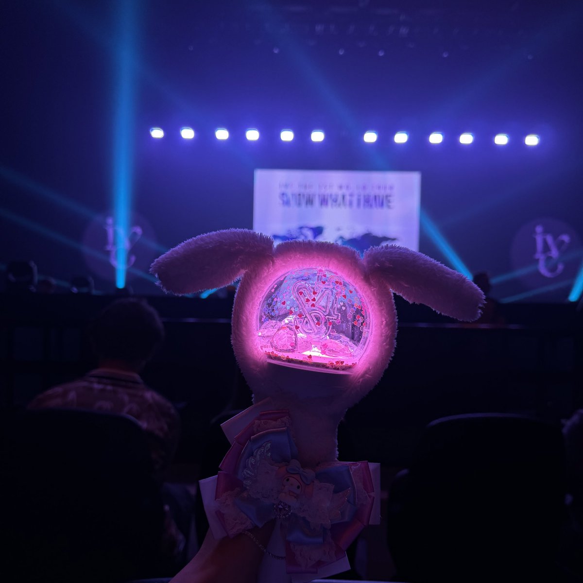 loveglazed's tweet photo. 3rd row fom extended stage 🥹🎀 been looking forward to this for months I’M SO EXCITED 

#IVEinAmsterdam #IVEAMSTERDAM #IVE_SHOW_WHAT_I_HAVE #IVE https://t.co/19SUUmj9Ku
