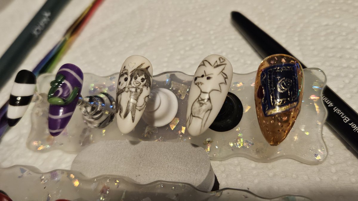 Casy_pie's tweet photo. Some weeks ago I finished this #Blitzø Nail Set ♡
It was really fun to do them~ Especially the sketchy art 😂
What do you think?~
(Still thinking for ideas to do some Stolas Nails 🙈)
#HelluvaBossBlitzø #HelluvaBoss #HelluvaBossNailArt #HelluvaBossNails https://t.co/eQlnBb5fdD