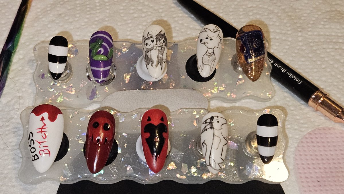 Casy_pie's tweet photo. Some weeks ago I finished this #Blitzø Nail Set ♡
It was really fun to do them~ Especially the sketchy art 😂
What do you think?~
(Still thinking for ideas to do some Stolas Nails 🙈)
#HelluvaBossBlitzø #HelluvaBoss #HelluvaBossNailArt #HelluvaBossNails https://t.co/eQlnBb5fdD