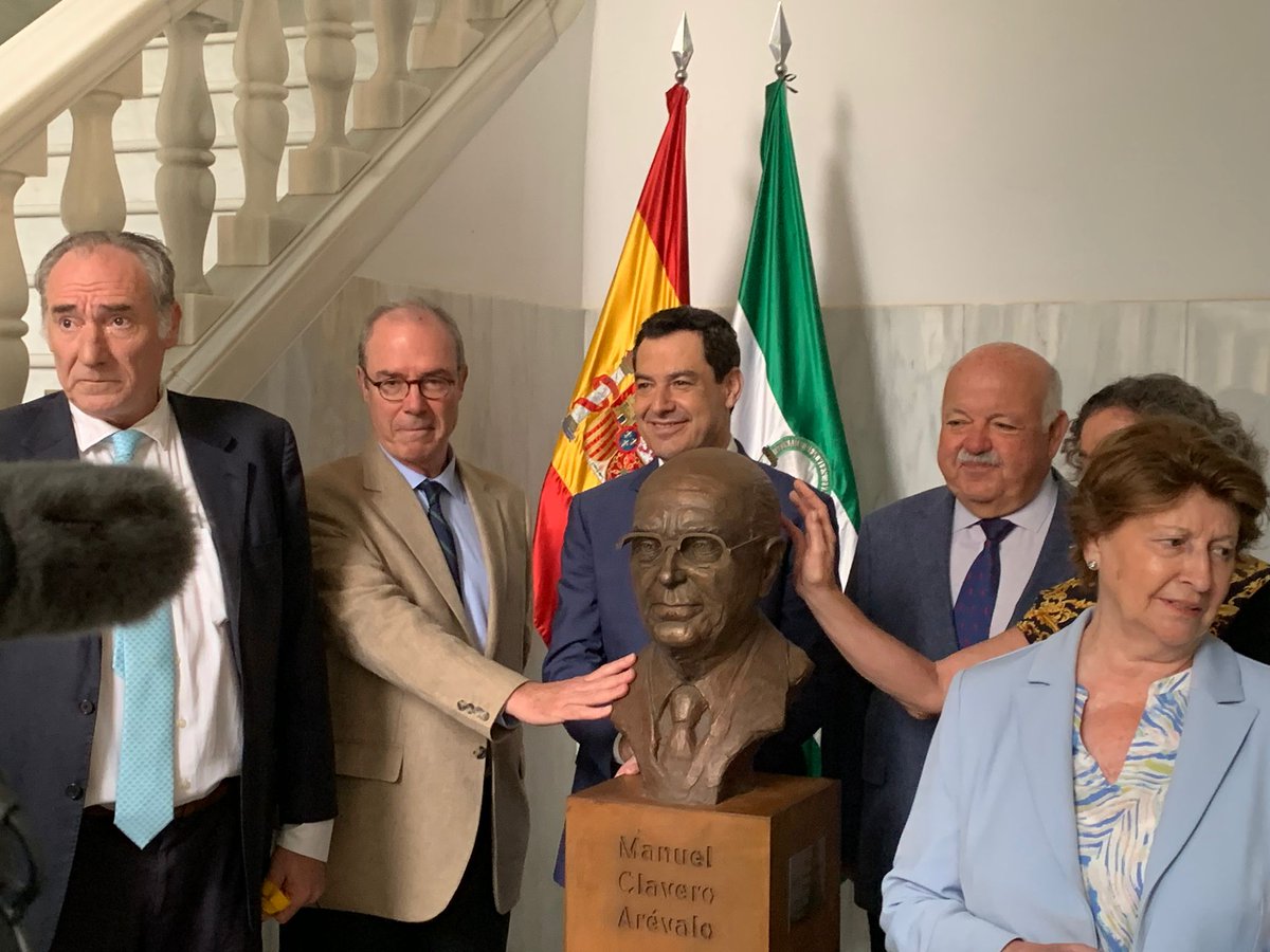 BufeteDLA's tweet photo. Nuestro socio director @rlamet invitado al acto de presentación del busto a D. Manuel Clavero Arévalo en el @ParlamentoAnd. Don Manuel tenía una especial vinculación tanto profesional como personal con el Bufete. https://t.co/3qx8dWKcr2
